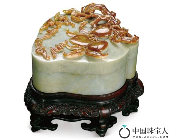 清•翡翠浮雕福寿图桃形盖盒（成交价：80,500人民币）